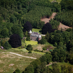 842211 Luchtfoto van kasteel Maarsbergen met het omliggende bos (Maarnse Grindweg 30) te Maarsbergen (gemeente Maarn), ...
